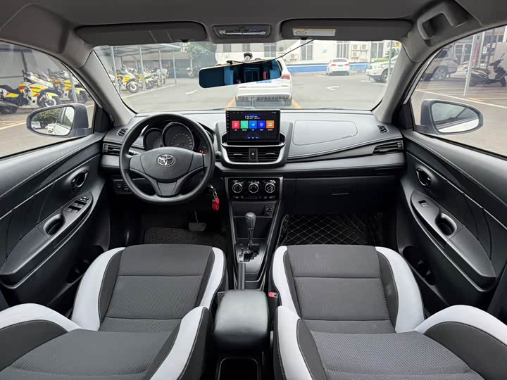 Фото 9 - Toyota Yaris L Hatchback