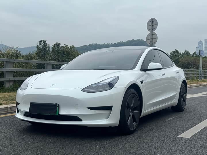 Фото 1 - Tesla Model 3