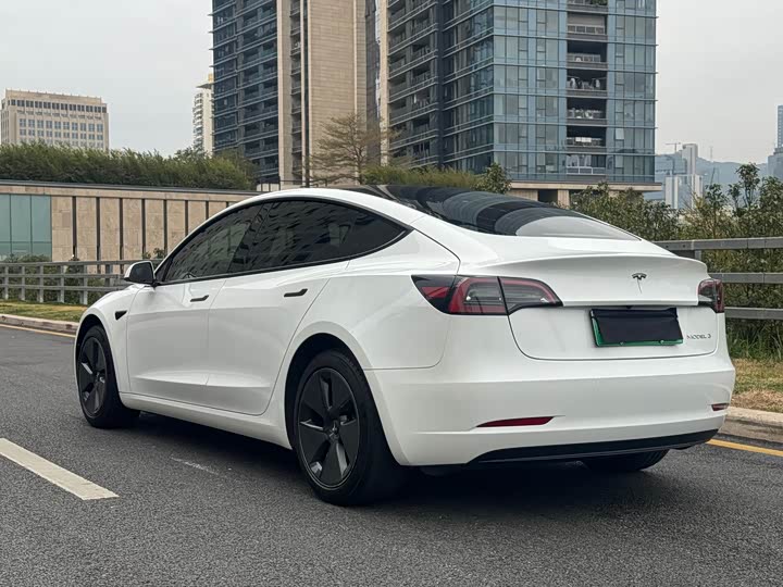 Фото 4 - Tesla Model 3