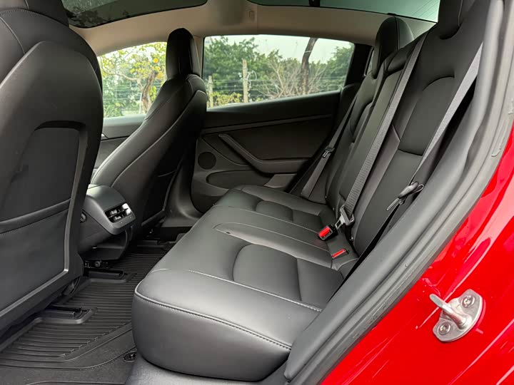 Фото 6 - Tesla Model 3