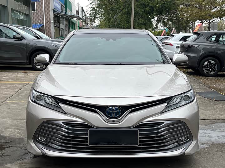 Фото 2 - Toyota Camry