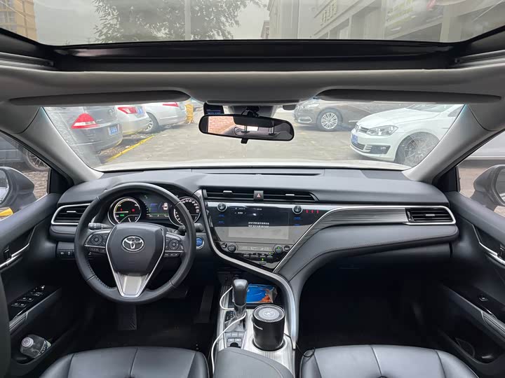 Фото 8 - Toyota Camry