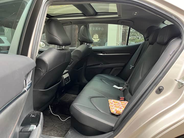 Фото 9 - Toyota Camry