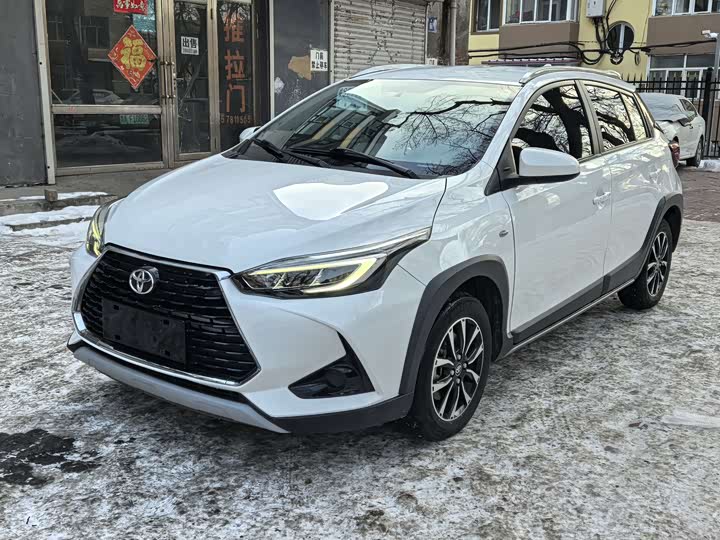 Фото 1 - Toyota Yaris L Hatchback