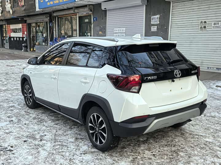 Фото 4 - Toyota Yaris L Hatchback