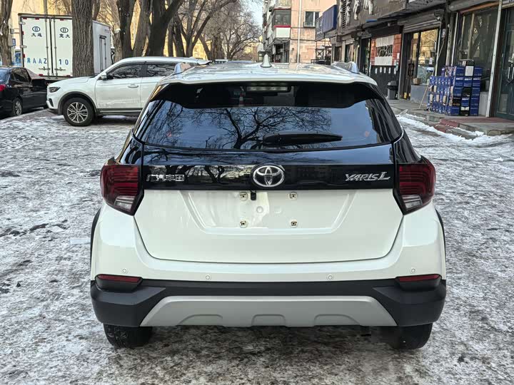 Фото 5 - Toyota Yaris L Hatchback