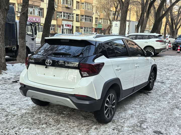 Фото 6 - Toyota Yaris L Hatchback