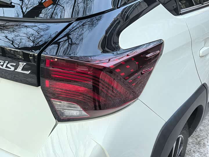 Фото 7 - Toyota Yaris L Hatchback