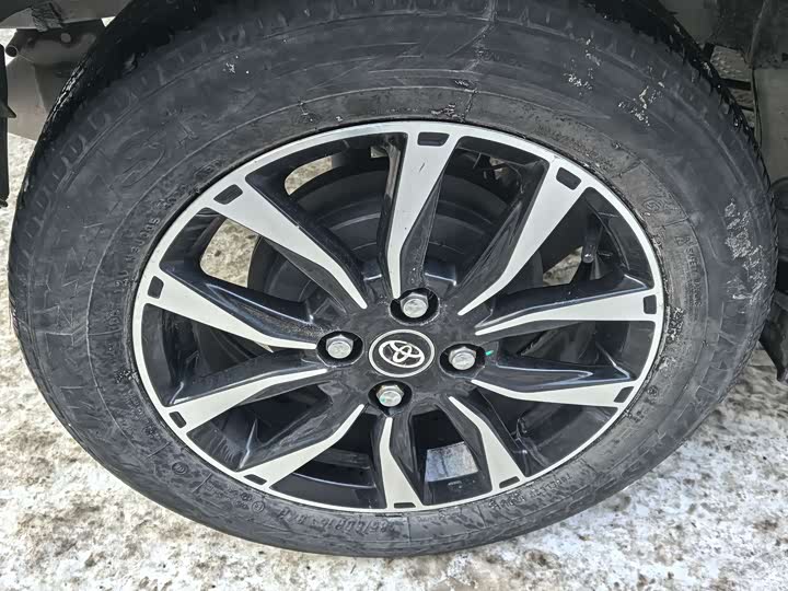 Фото 8 - Toyota Yaris L Hatchback