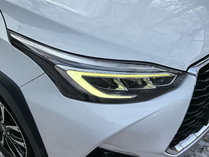 Фото 9 - Toyota Yaris L Hatchback