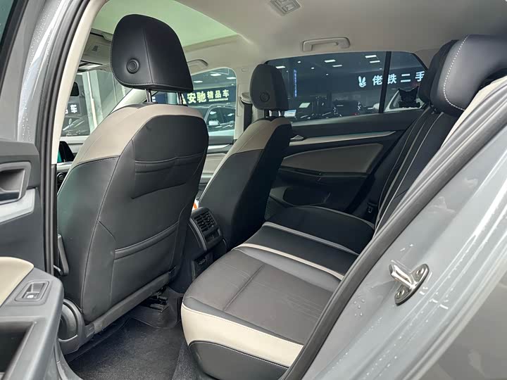 Фото 8 - Volkswagen Golf