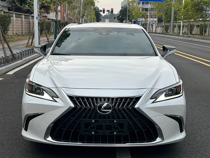 Фото 2 - Lexus ES