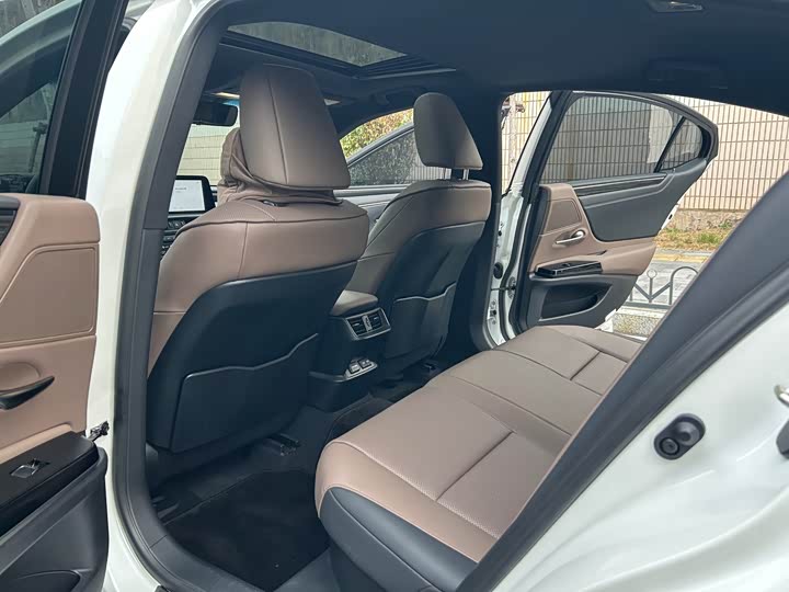 Фото 6 - Lexus ES