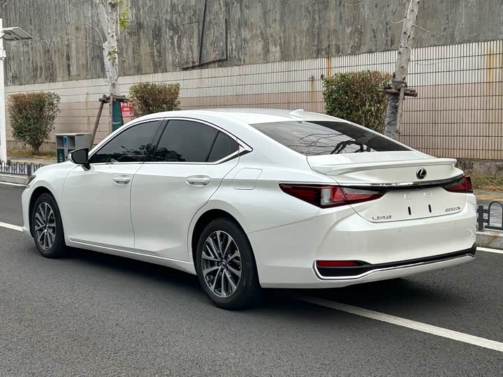 Фото 7 - Lexus ES