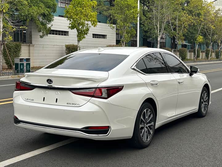 Фото 9 - Lexus ES