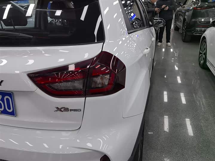 Фото 8 - Geely Vision X3