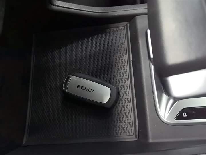 Фото 9 - Geely Vision X3