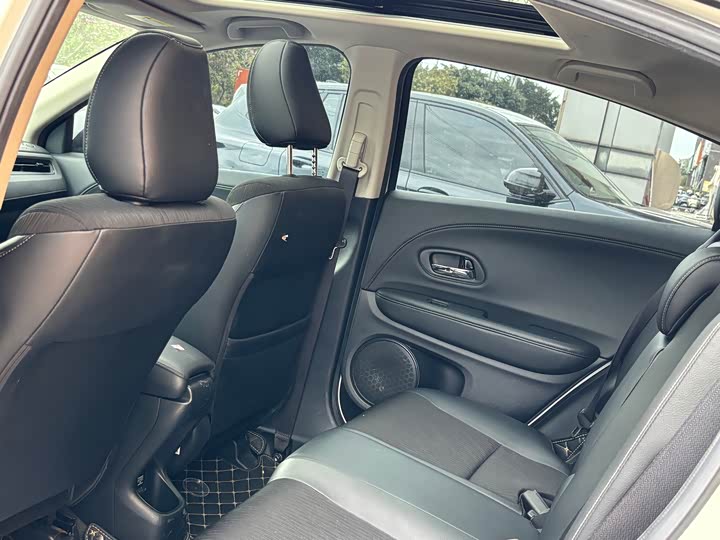 Фото 8 - Honda Vezel