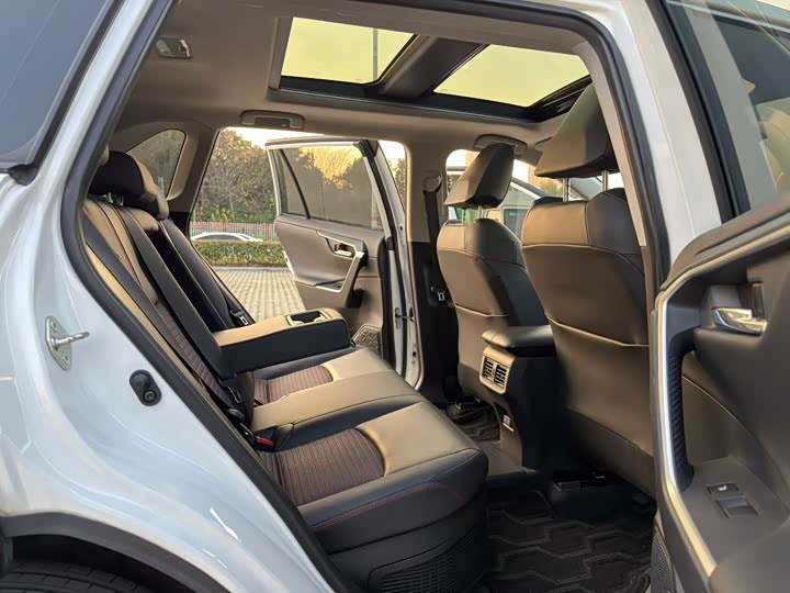 Фото 8 - Toyota RAV4 Hybrid