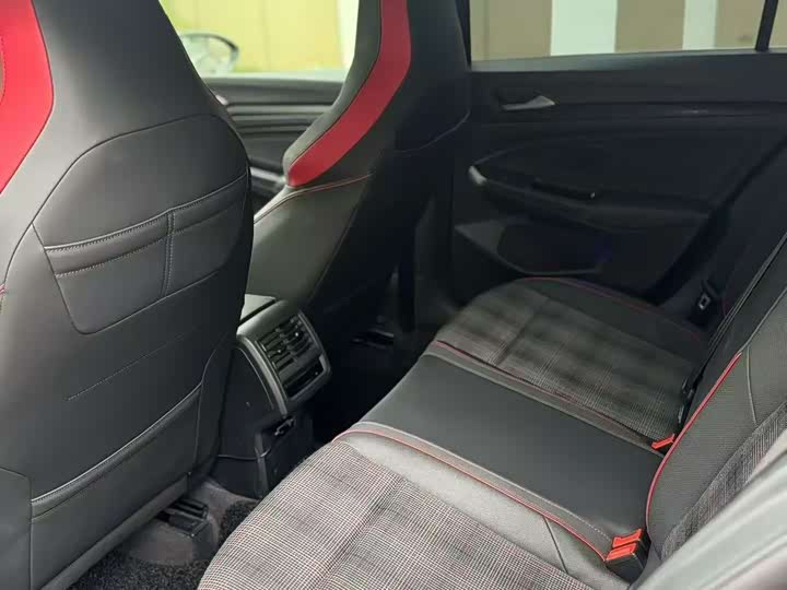 Фото 7 - Volkswagen Golf GTI