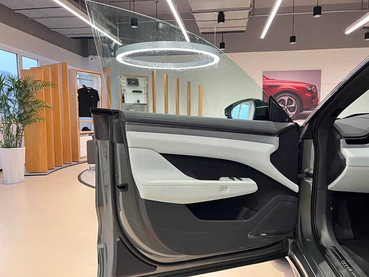 Фото 7 - Zeekr 001