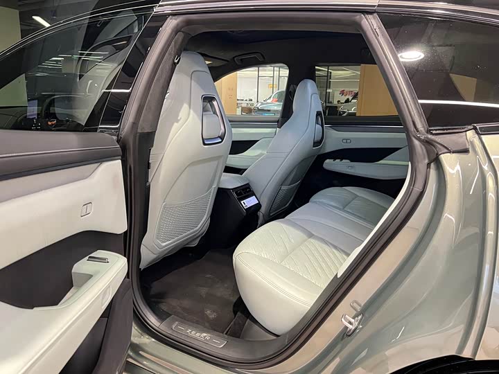 Фото 9 - Zeekr 001