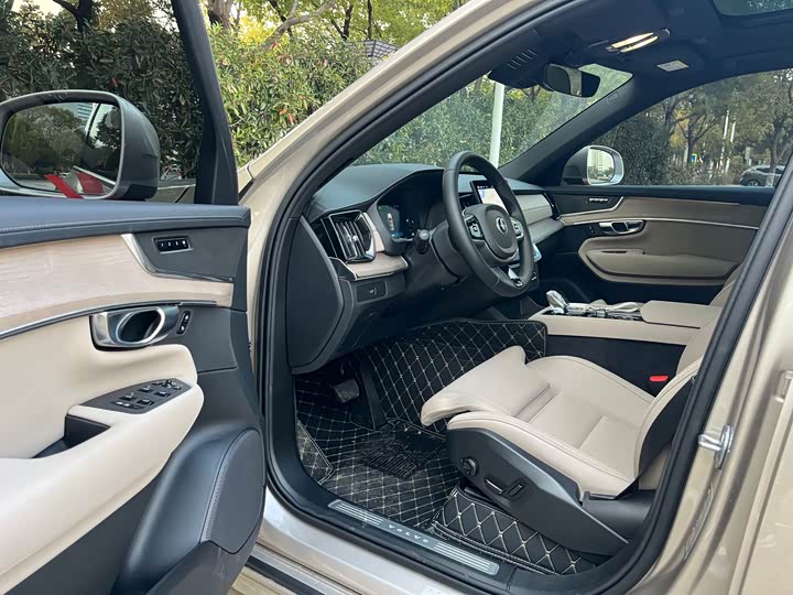 Фото 6 - Volvo XC90