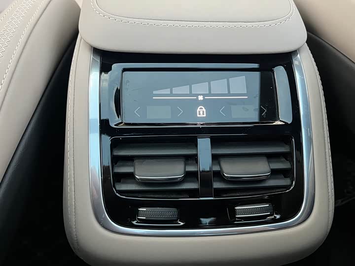 Фото 9 - Volvo XC90