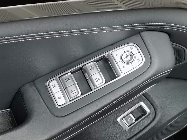 Фото 9 - Hongqi H9