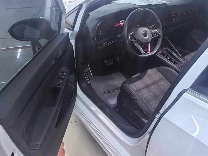 Фото 9 - Volkswagen Golf GTI