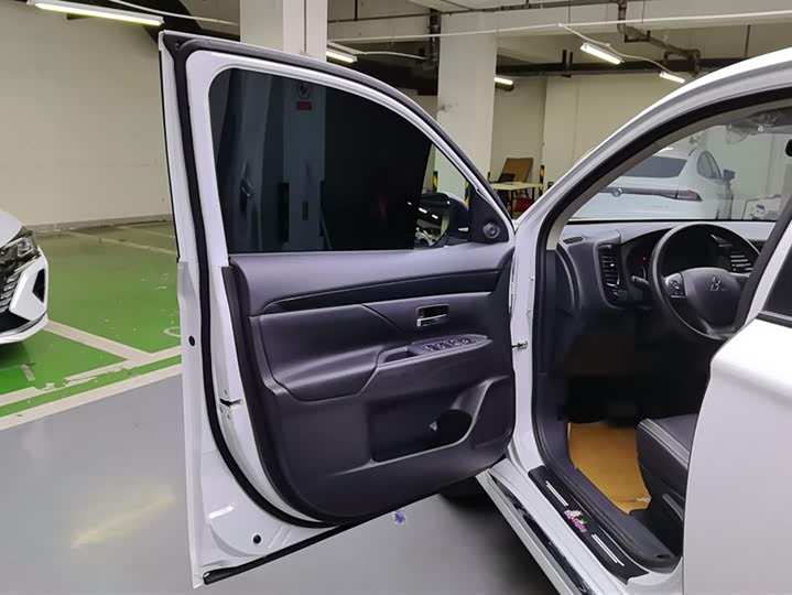 Фото 7 - Mitsubishi Outlander