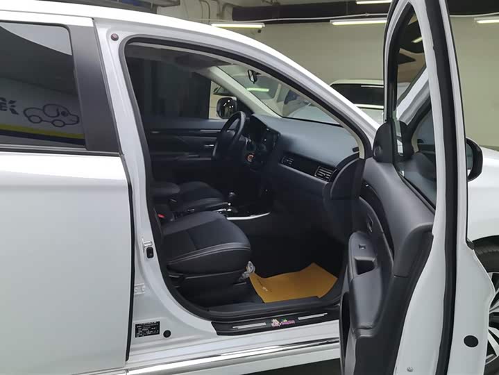 Фото 8 - Mitsubishi Outlander