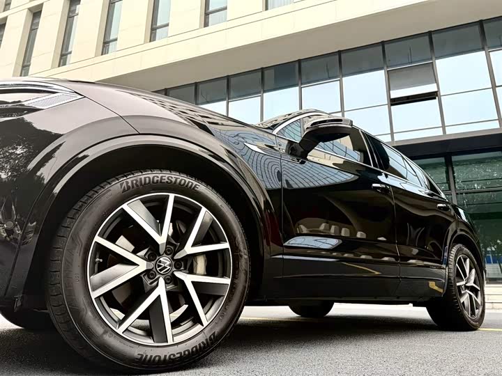 Фото 3 - Volkswagen Touareg