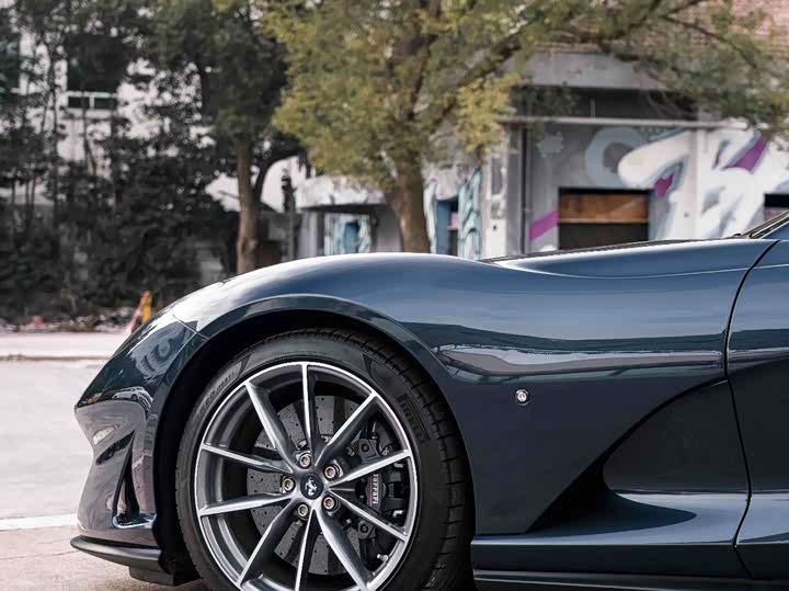 Фото 2 - Ferrari 812