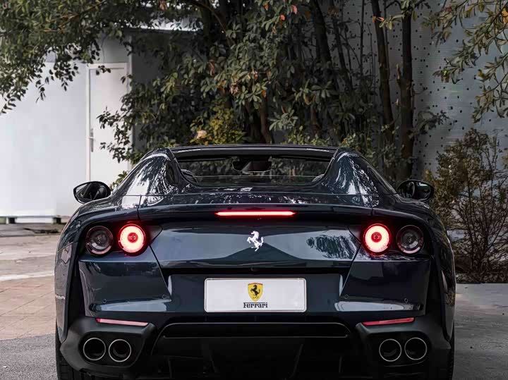 Фото 6 - Ferrari 812