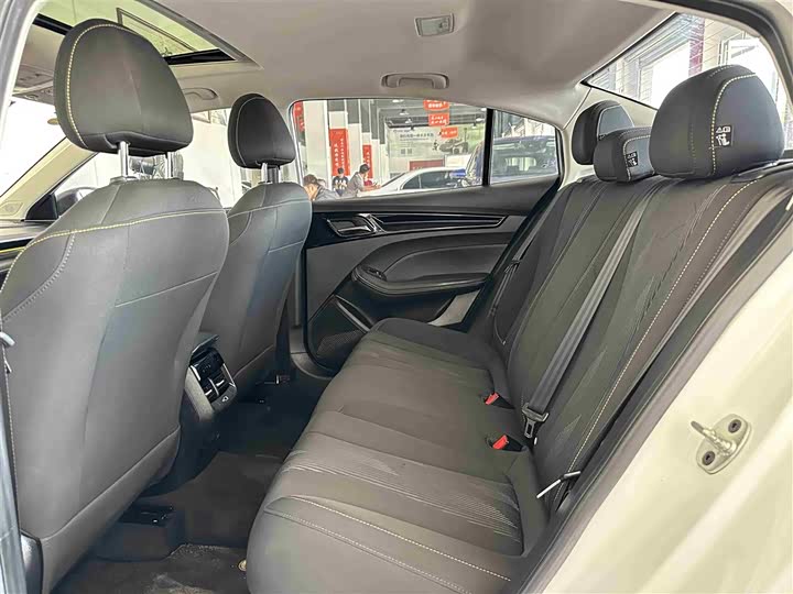 Фото 5 - Roewe i5