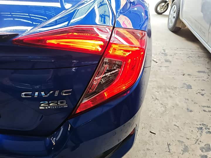 Фото 8 - Honda Civic