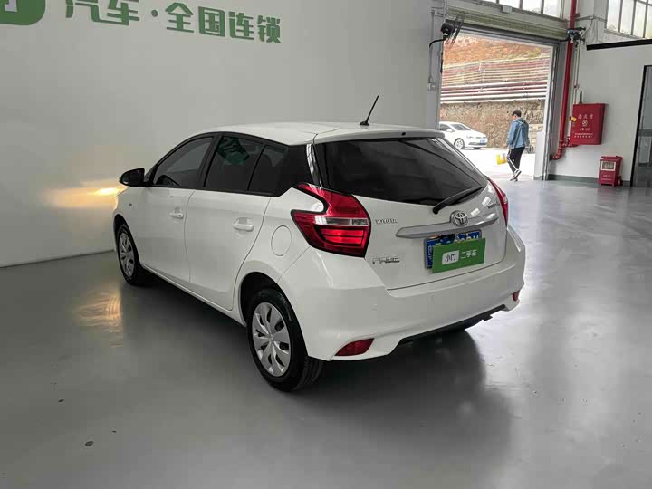 Фото 5 - Toyota Yaris L Hatchback