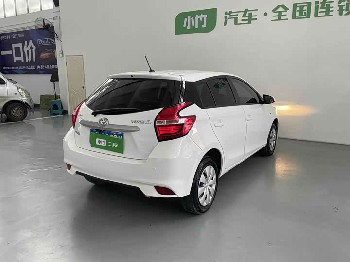 Фото 6 - Toyota Yaris L Hatchback