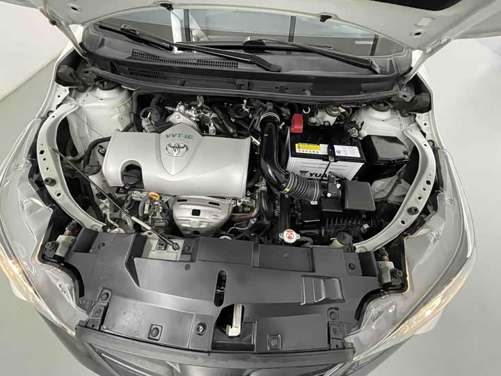 Фото 7 - Toyota Yaris L Hatchback