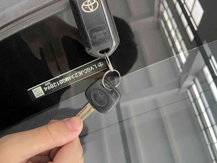 Фото 8 - Toyota Yaris L Hatchback