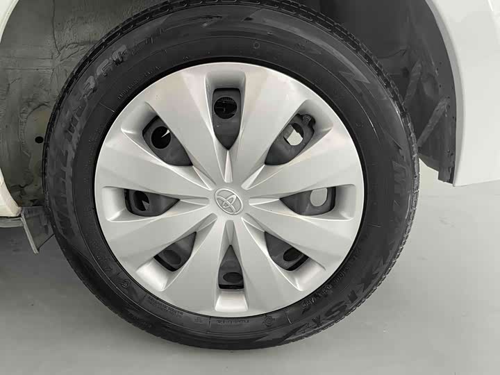 Фото 9 - Toyota Yaris L Hatchback