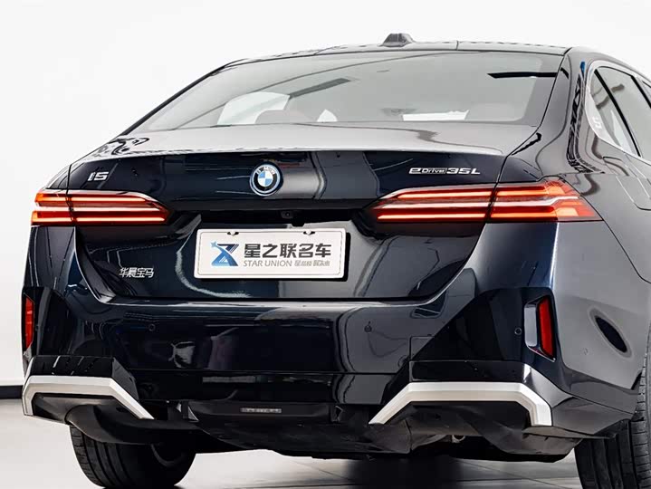 Фото 8 - BMW i5