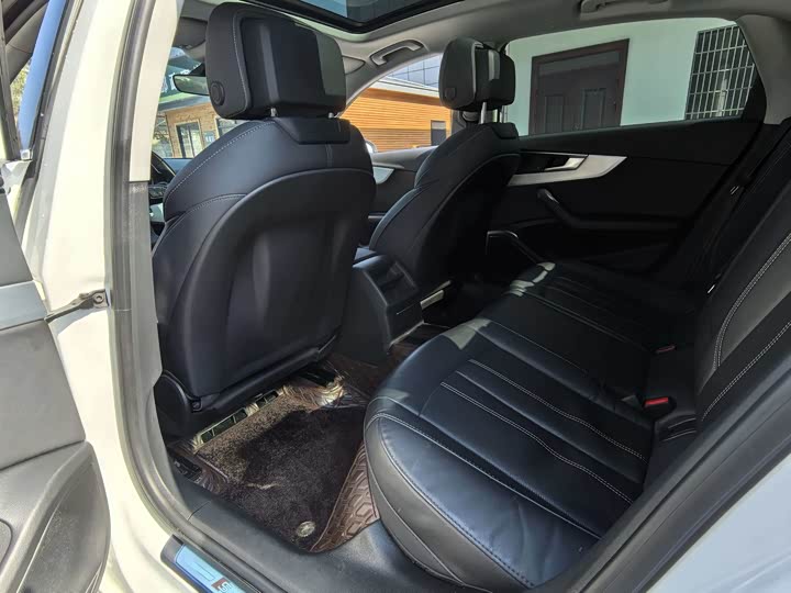 Фото 8 - Audi A4L