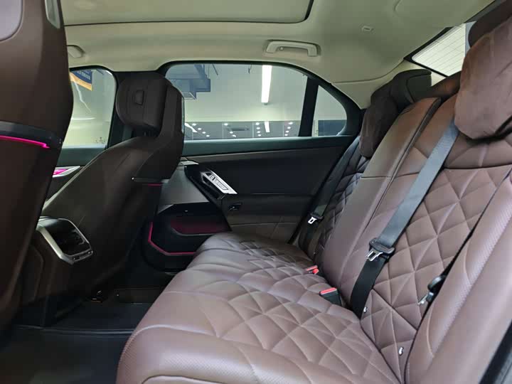 Фото 9 - BMW 7 Series