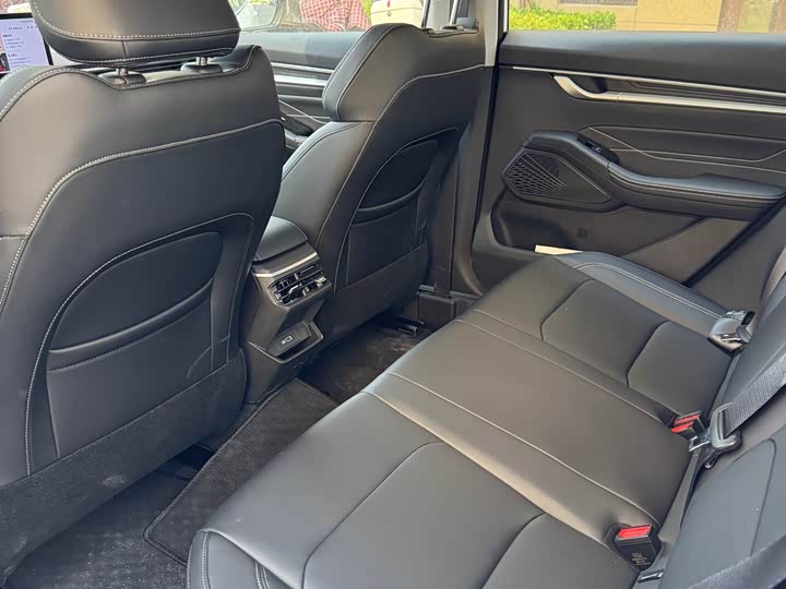 Фото 4 - Geely Emgrand