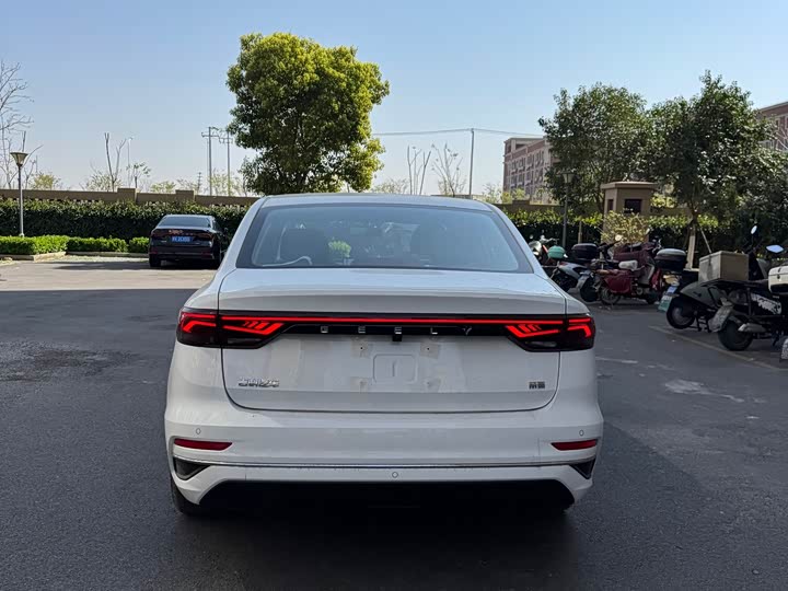 Фото 9 - Geely Emgrand