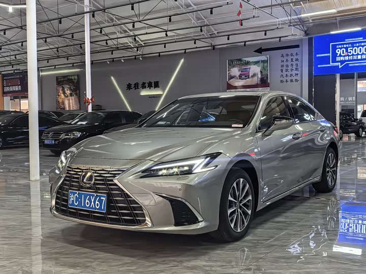 Фото 1 - Lexus ES