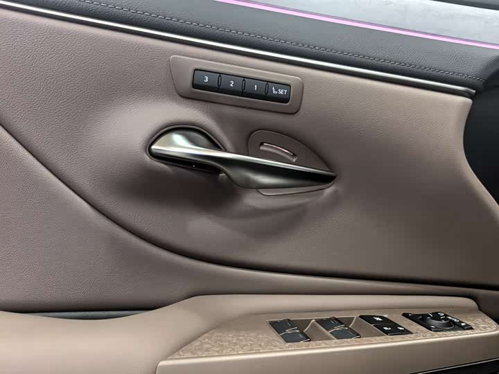 Фото 6 - Lexus ES