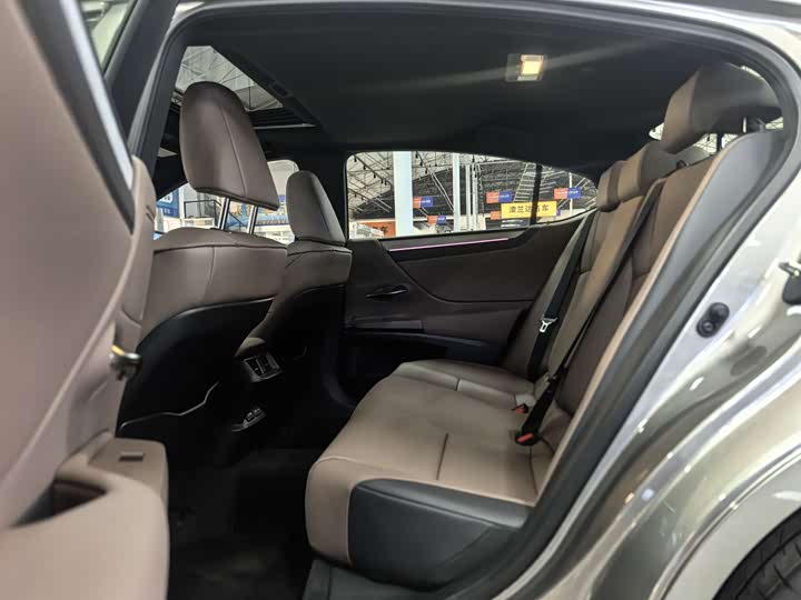 Фото 7 - Lexus ES